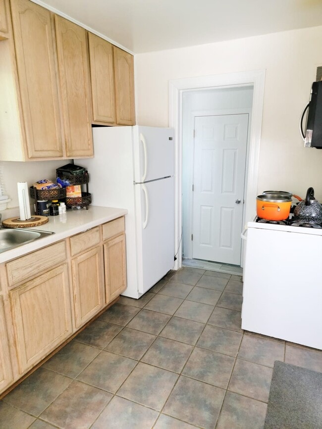 Building Photo - 6530 N Drake Ave