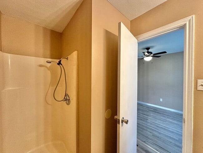 Building Photo - Available Now! Newly Updated 3/2 in Flint!