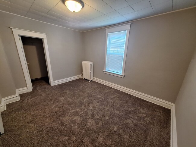 Building Photo - AVAILABLE June 2025 - 3 Bedroom, 1 Bath in...