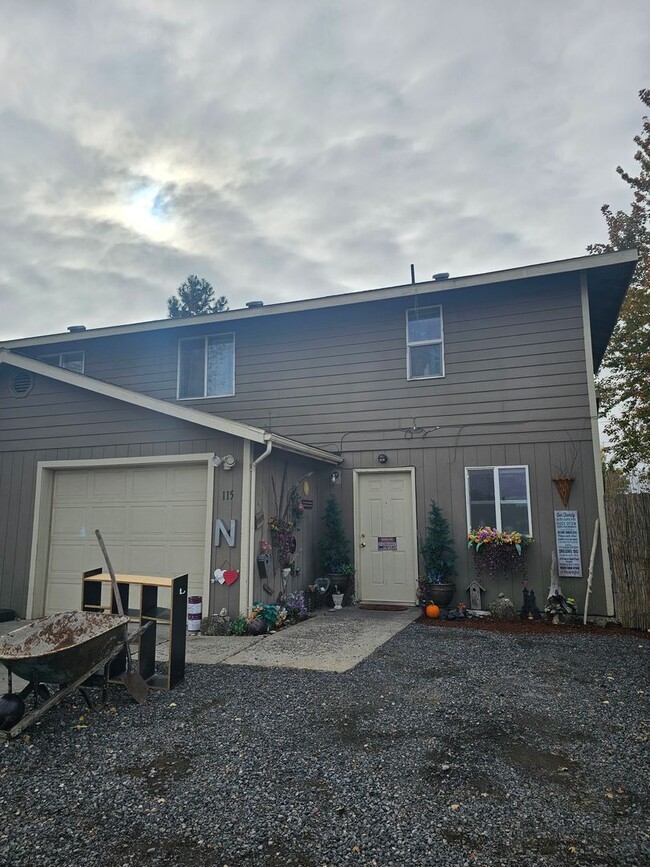 Building Photo - MF076-Short Ave Duplex-Gaerisch