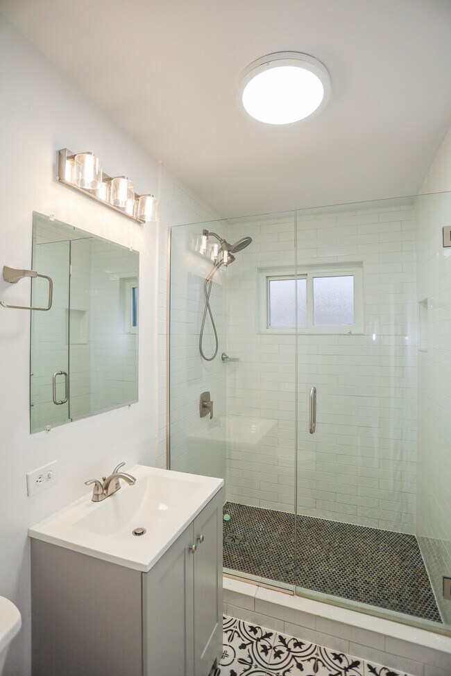 Building Photo - 2754 W Berwyn Ave