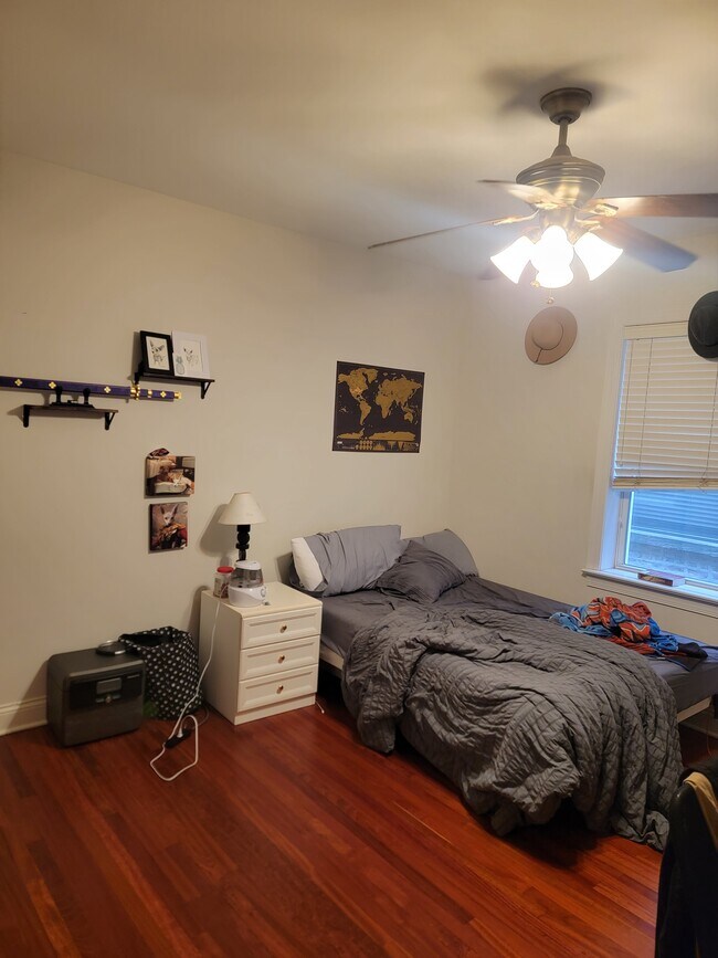 Building Photo - 7627 N Greenview Ave