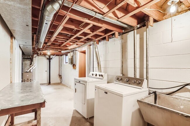 Building Photo - 3399 Emerald Dr