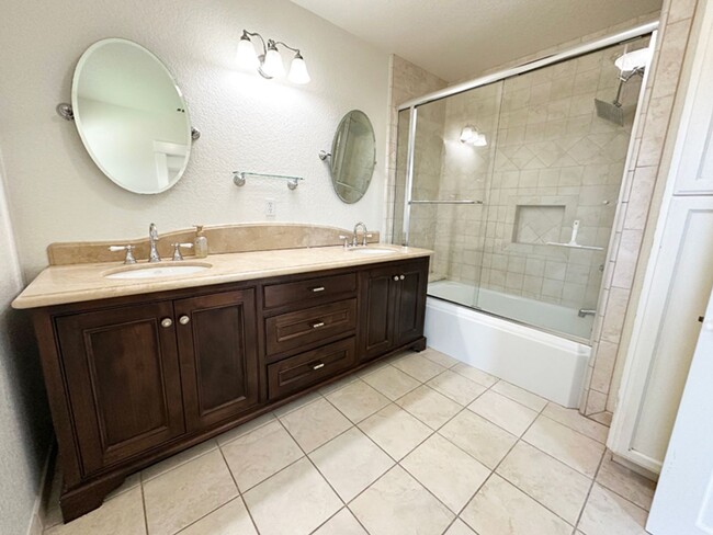 Building Photo - 3 Bdrm/1.5 Bath Craftsman Home in Downtown...