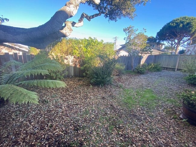Building Photo - Cozy Monterey Home!