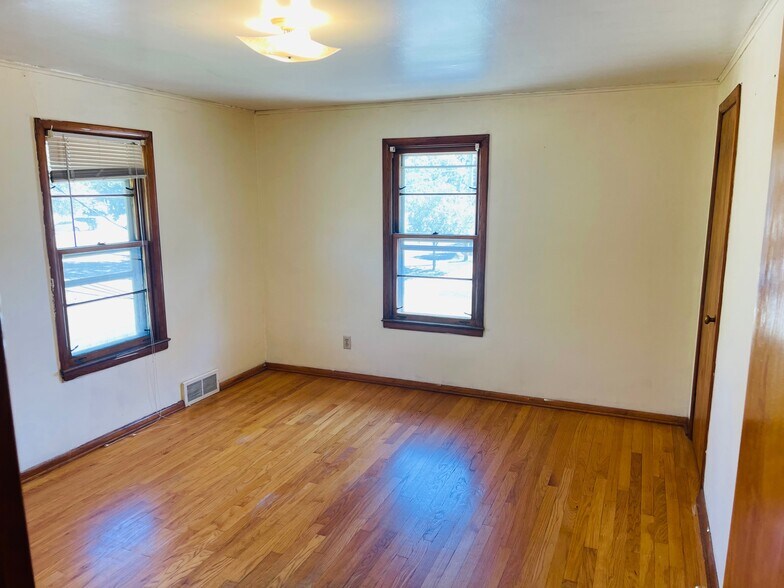 Bed Room - 432 Oak St