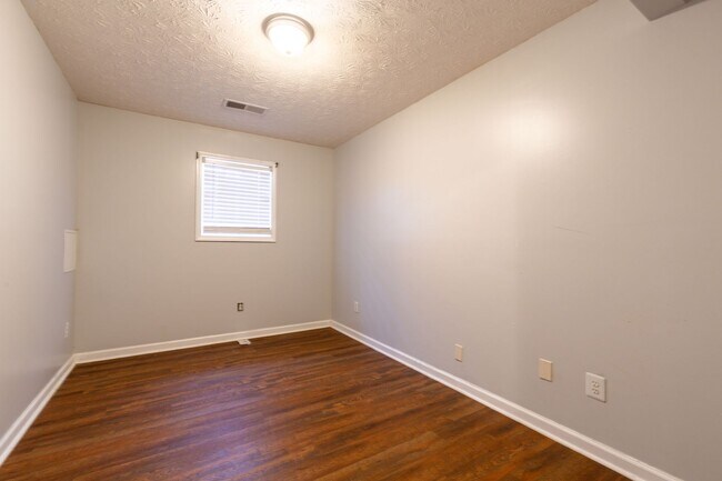 Building Photo - Spacious 5 Bedroom, 3 Bathroom Home in Cov...