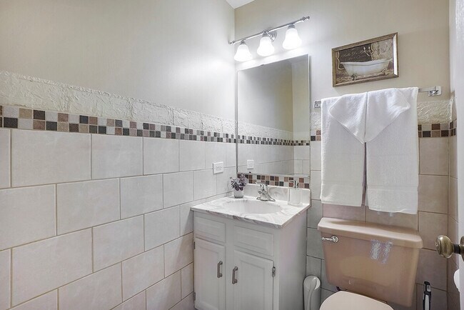 Building Photo - 2323 Woodview Ln