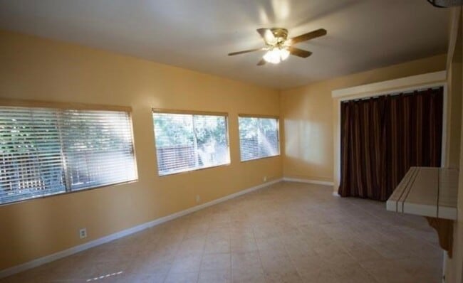 Building Photo - Beautiful 3 Bedroom 2 Bathroom Home Available 4/1/2026