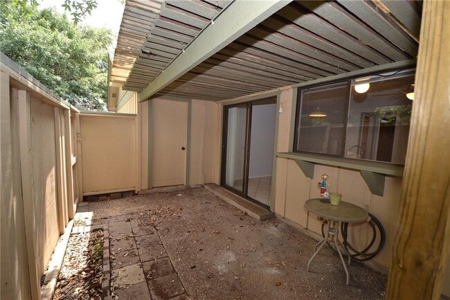 Building Photo - 900 W Village Ln