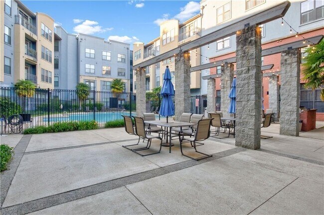 Building Photo - 400 17th St NW