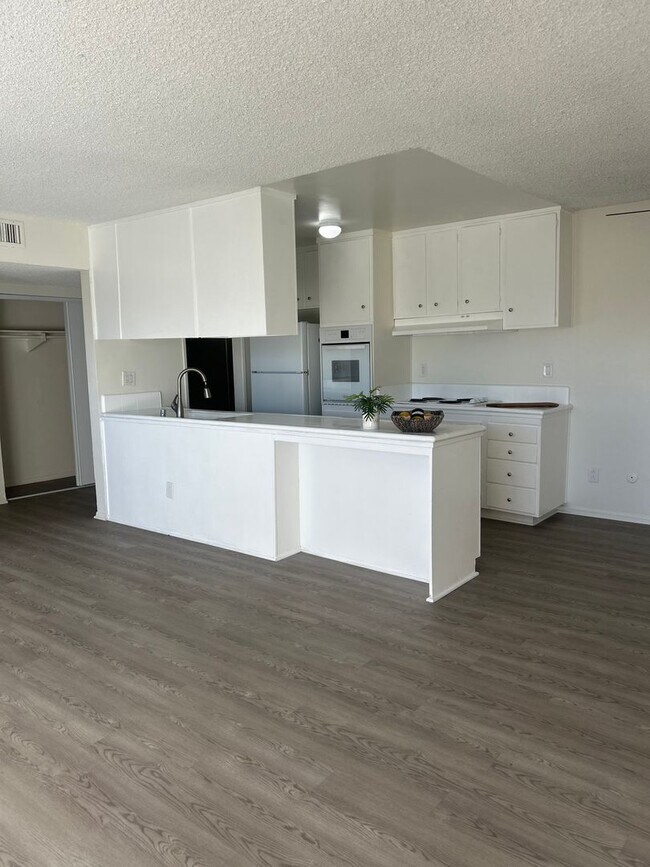 Building Photo - Bright 1 Bed / 1 Bath with Balcony & Pool – Central AC – Pet Friendly!