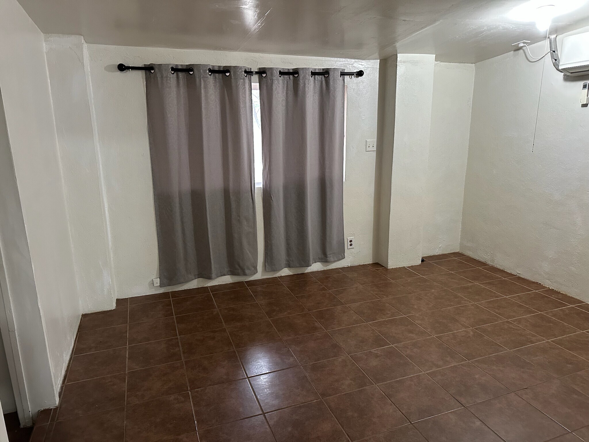 Building Photo - 651 N Goodman St