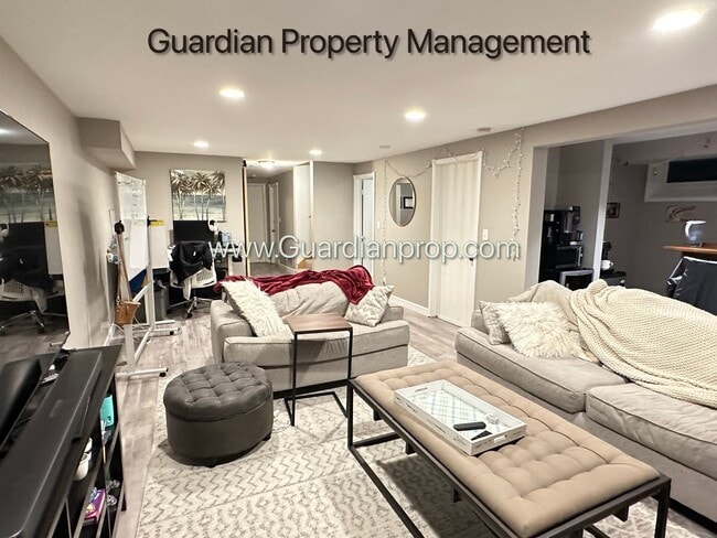 Building Photo - 3050 Glenden Terrace