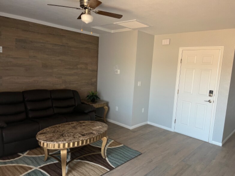 Building Photo - 12327 Farmington St