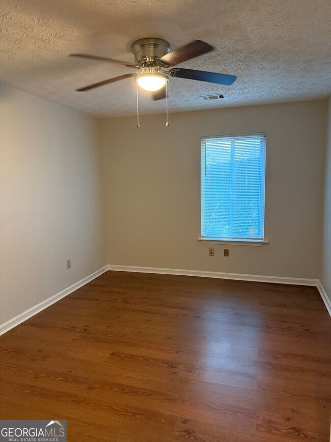 Building Photo - 1819 Cres Hill Dr NW