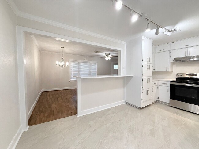 Building Photo - Adorable 3/1/1 Home on Giant Lot in Lake J...