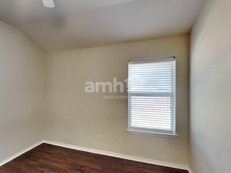 Building Photo - 9053 Weller Ln