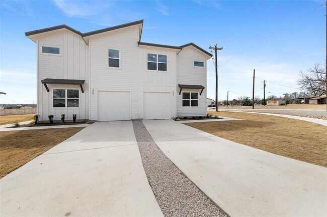 Building Photo - 302 East Dr