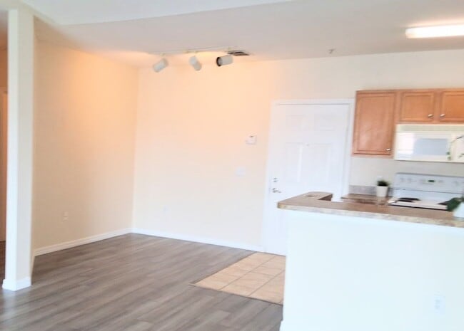 Building Photo - Beautiful 2 bedroom/2 bath condo with a ba...