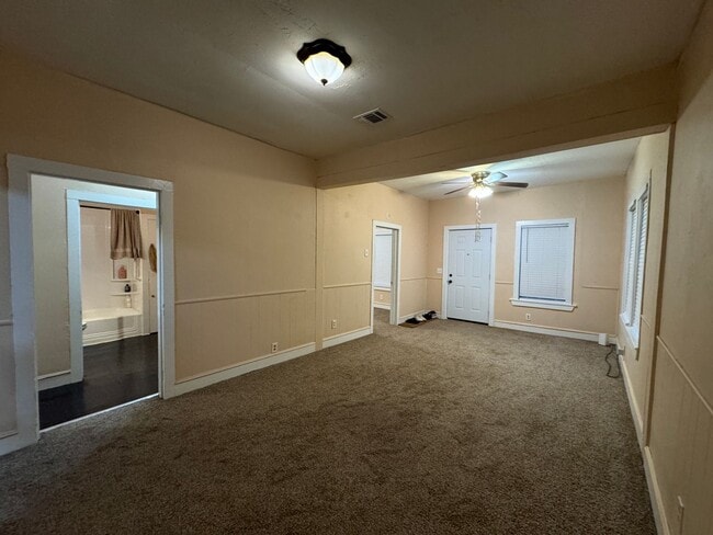 Building Photo - Cute and private....