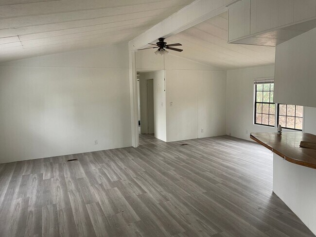 Building Photo - 3 bdrm / 2 bath