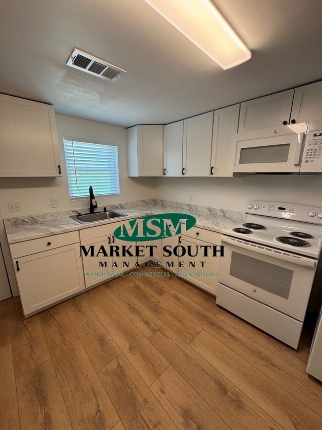 Building Photo - Charming Renovated 2BR/1BA Cottage in West...