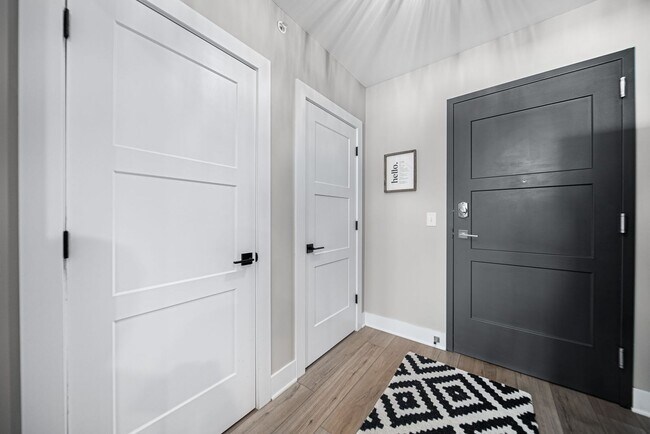 Building Photo - Fully Furnished 1 Bedroom in the heart of ...