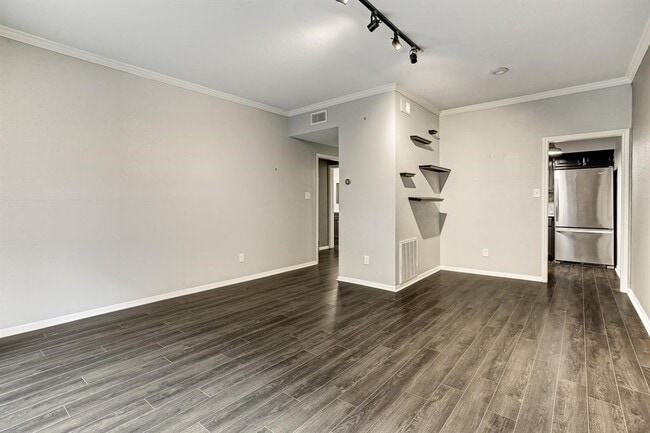 Building Photo - 2400 N Braeswood Blvd