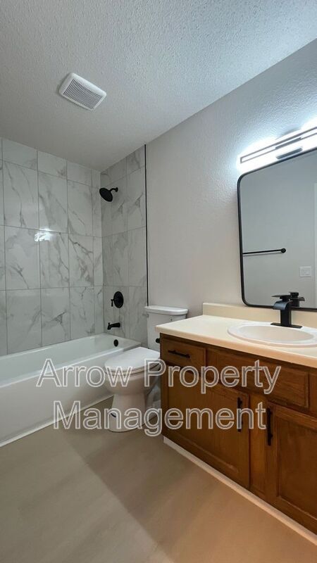 Building Photo - 515 W Saunders Ave