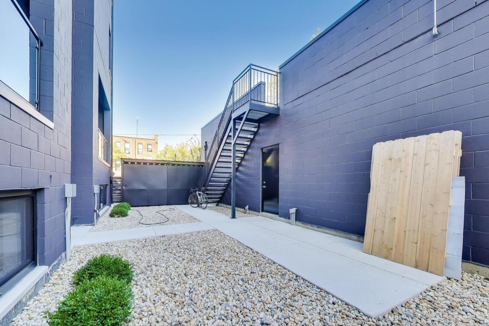 Building Photo - 2456 W Cortez St
