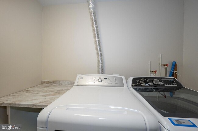 Building Photo - 1640 Oakwood Dr