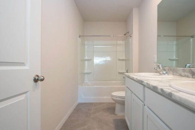 Building Photo - Spacious 5-Bed Retreat with Granite Elegance in Lakewood Ranch