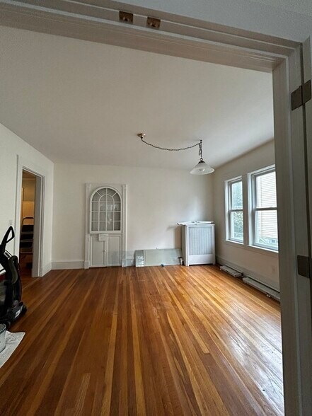 Building Photo - 27 Knoll St