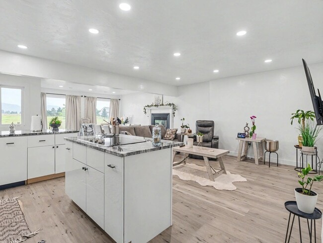 Building Photo - Spacious Furnished Home with Mountain Views and Room to Enjoy