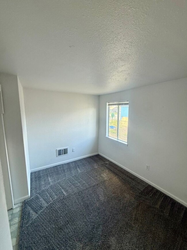 Building Photo - 1 Bed 1 Bath House 2 miles from Oit and Sky Lakes Medical Center