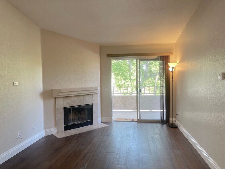 Building Photo - 2400 Del Mar Way