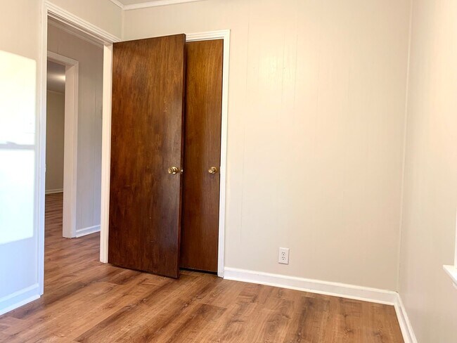 Building Photo - 321 Clearview Dr