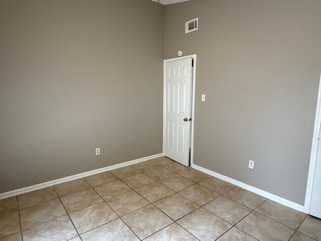 Building Photo - Newly Listed Home in Oakhaven