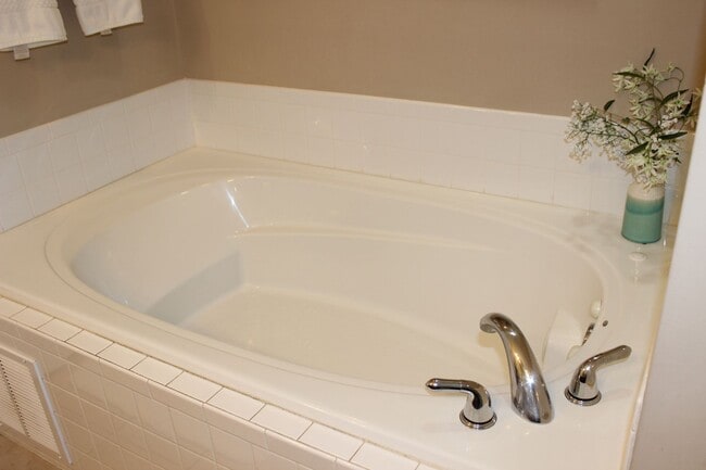 Building Photo - Amazing 3 bd/2.5bth in Farragut!!