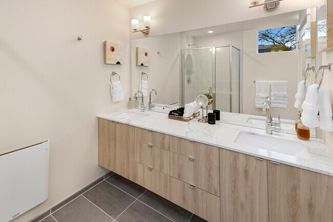 Building Photo - 319 Malden Ave E