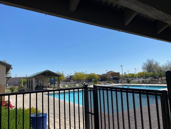 Building Photo - Close to community amenities!