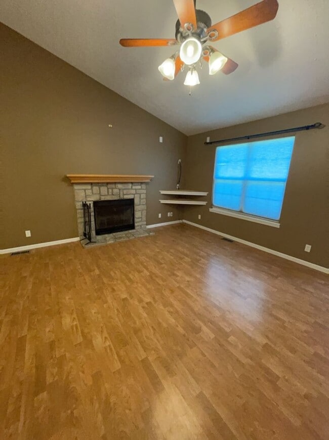 Building Photo - Beautiful spacious home in Waynesville