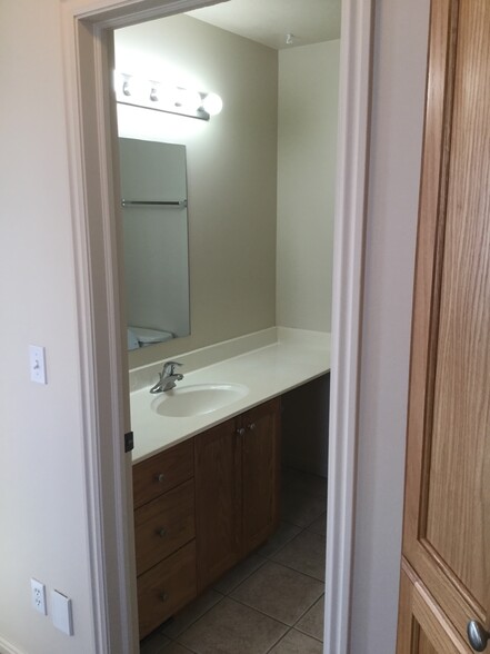Building Photo - 479 Raven Way