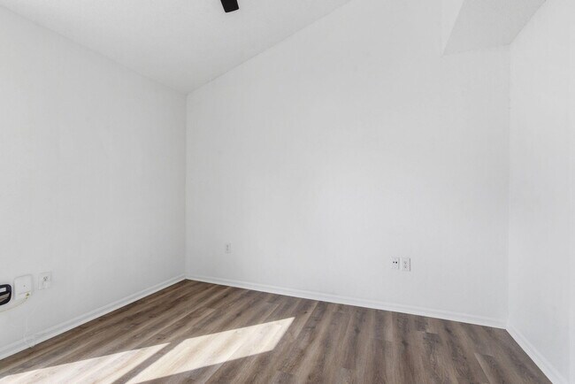 Building Photo - 1447 E Oakwood Ln