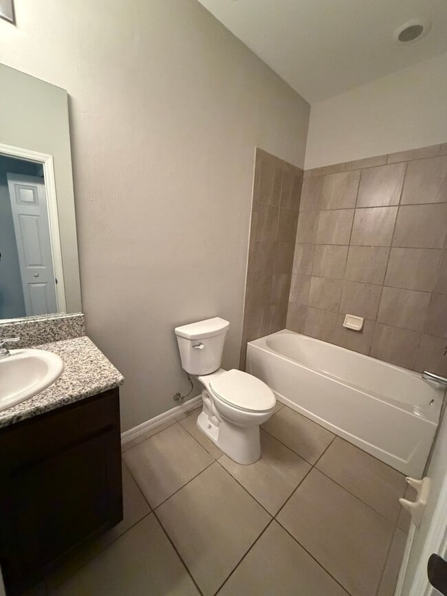 Building Photo - 523 NE 24th Ave