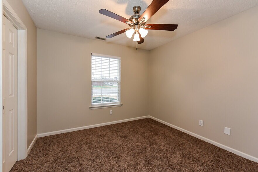 Building Photo - 278 Iris Dr