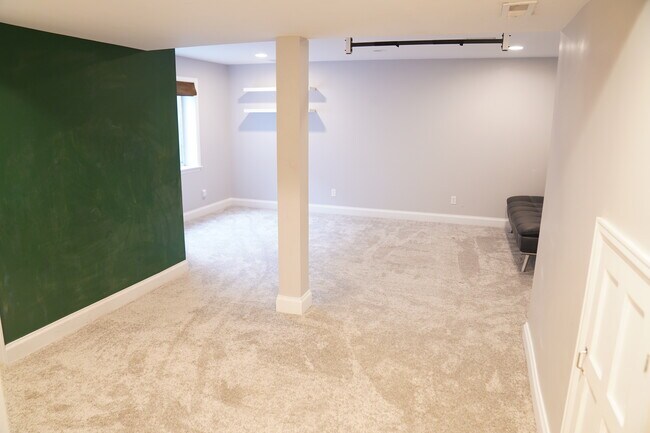 Building Photo - 381 Tynan Dr