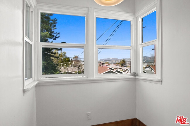 Building Photo - 1394 Edgecliffe Dr