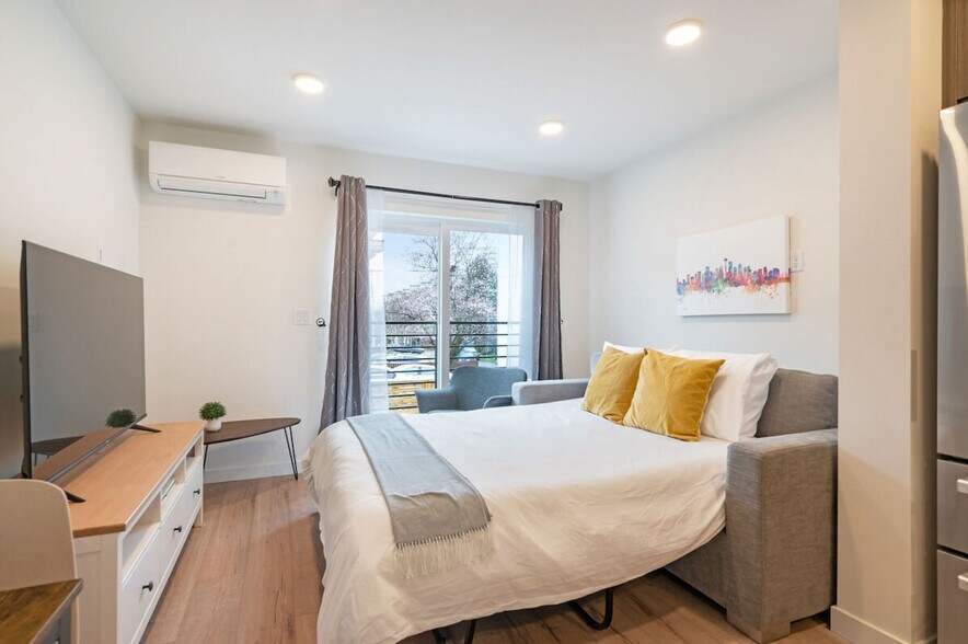 Building Photo - 4322 Winslow Pl N